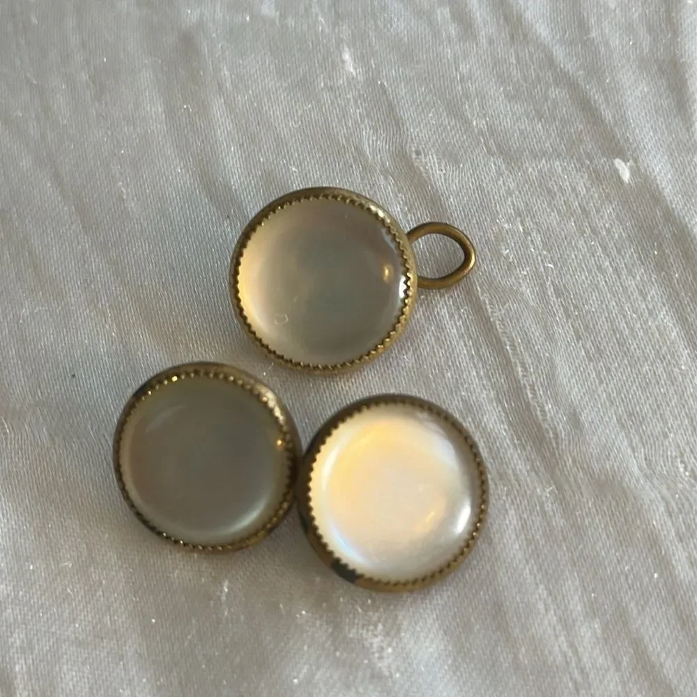 Vintage gold tone round‎ cuff links with faux mother of pearl “stones”